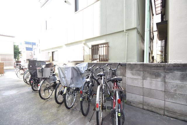 【駐輪場】 | いづみハイツ芦花公園 | 自転車置き場。マンションの共用部にあたります。空きの有無や駐輪料金、各戸の台数制限などについては、改めてお問い合わせください。～即日のご見学可能～　お問合せはお気軽にどうぞ。
