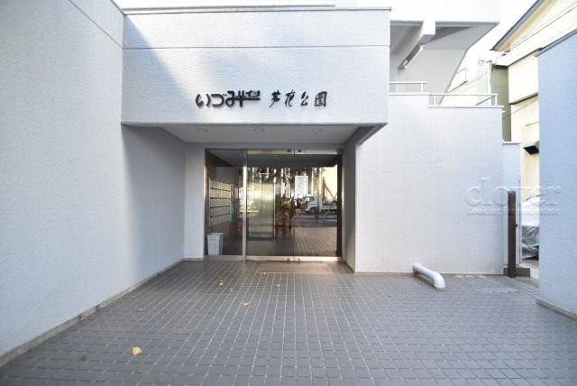 【エントランス】 | いづみハイツ芦花公園 | お客様を、そして住人を出迎えてくれるマンションのエントランス。ゴミが落ちていないことからも、管理状態の良さや住民の節度の高さが見て取れます。～即日のご見学可能～　お問合せはお気軽にどうぞ。
