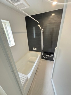 【浴室】 | 安佐北区あさひが丘7丁目全2区画　NO1 | ゆったりした浴槽は、足を伸ばしてゆったり湯船につかることができます。
浴室換気乾燥機付きで雨や夜のお洗濯にも大活躍♪