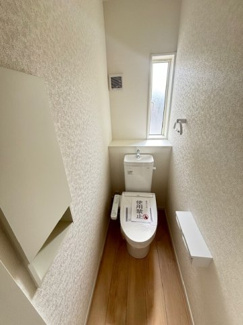 【トイレ】 | 安佐北区あさひが丘7丁目全2区画　NO1 | シンプルなデザインはお掃除やしやすく衛生的。温水洗浄便座付き　トイレ×２　
