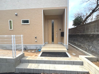 【玄関】 | 安佐北区あさひが丘7丁目全2区画　NO1 | 明るい色合いの玄関♪