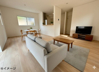 【居間・リビング】 | 安佐北区あさひが丘7丁目全2区画　NO1 | 19帖広々リビング☆
対面式のキッチンでリビングが見渡せるので、お子様やご家族の様子が見えて安心です♪