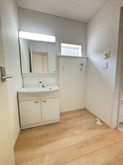 【独立洗面台】 | 安佐北区あさひが丘7丁目全2区画　NO1 | 三面鏡付きの洗面台は、メイクもドライヤーも余裕のスペースです☆