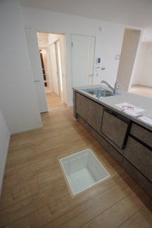 【キッチン】 | 【仲介手数料無料！！】日野市日野台4丁目　新築戸建て（全1棟）1号棟　5099万円 | 床下収納