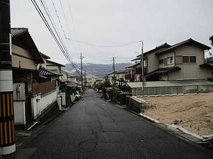 広島市佐伯区美鈴が丘東2丁目　新築一戸建ての前面道路含む現地写真