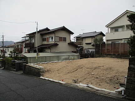 広島市佐伯区美鈴が丘東2丁目　新築一戸建ての前面道路含む現地写真