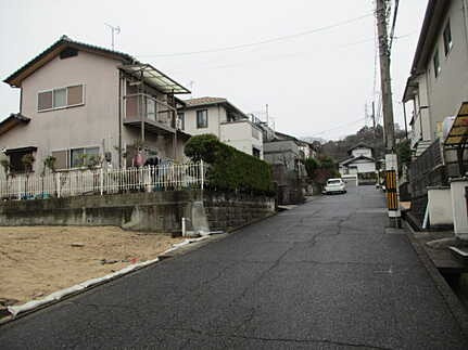 広島市佐伯区美鈴が丘東2丁目　新築一戸建ての前面道路含む現地写真