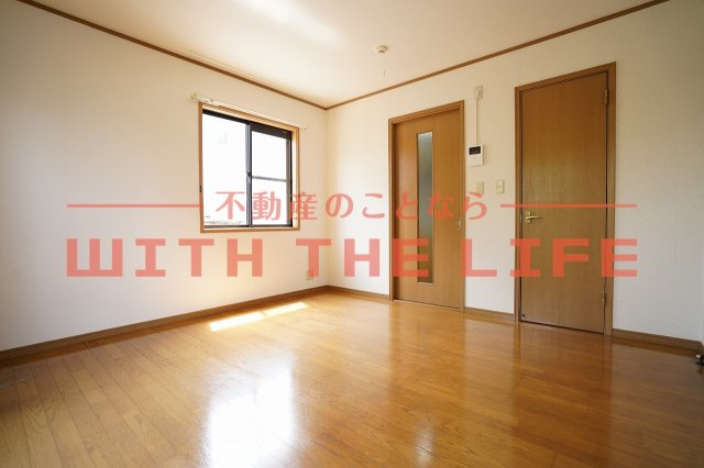 グレイス篠山【キャッシュバック対象物件】の居間・リビング|こちらのリビングで趣味の時間をお楽しみください