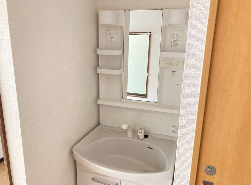 菅谷貸家の独立洗面台