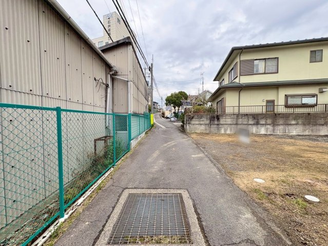 草津市南笠東3丁目　建築条件無し売土地の前面道路含む現地写真