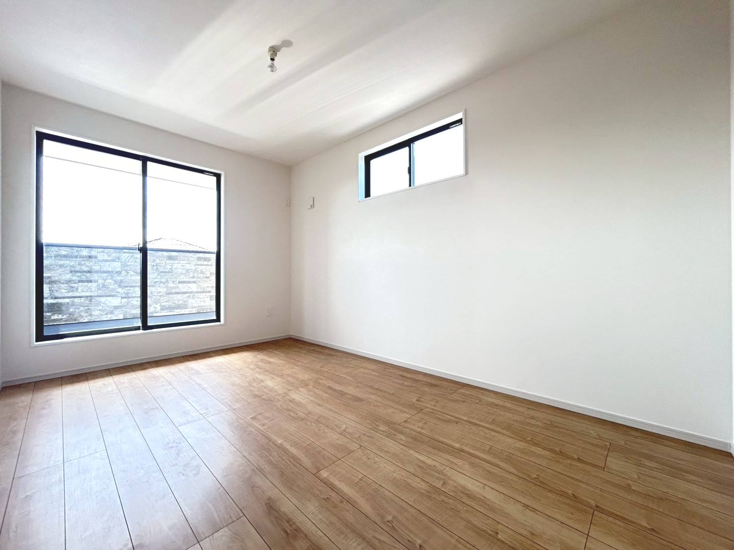 新築戸建　江南市今市場町２期　全４区画分譲の寝室|窓ガラスは２枚のガラスの間に空気層を設けたペアガラス。高い断熱性と共にガラス面の結露対策にも効果的
