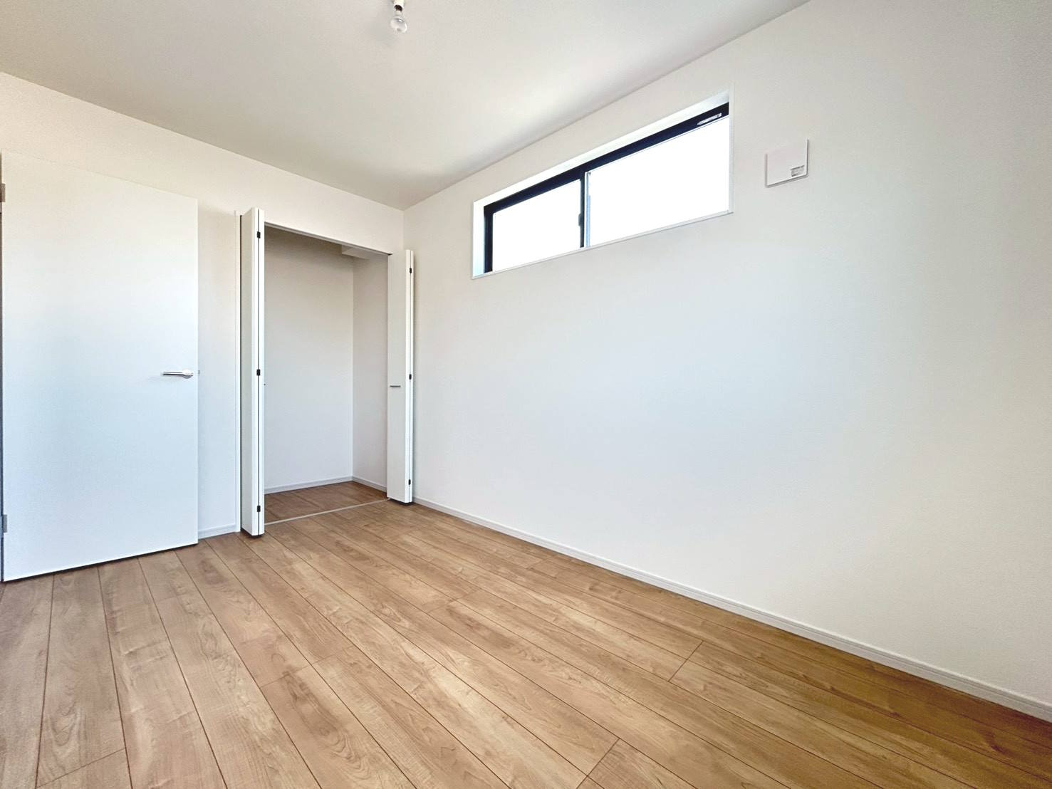 新築戸建　江南市今市場町２期　全４区画分譲の洋室|木目の美しさを際立たせるシンプルデザインの建具、室内に落ち着きと安らぎを与えてくれます。
