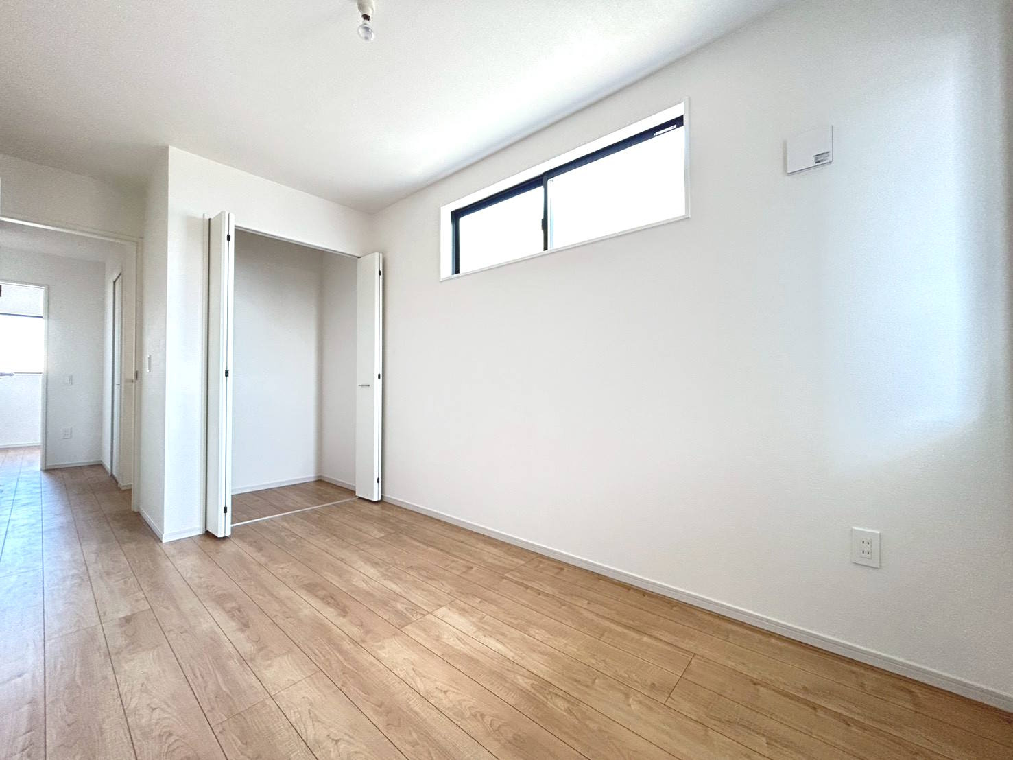 新築戸建　江南市今市場町２期　全４区画分譲の洋室|木目の美しさを際立たせるシンプルデザインの建具、室内に落ち着きと安らぎを与えてくれます。