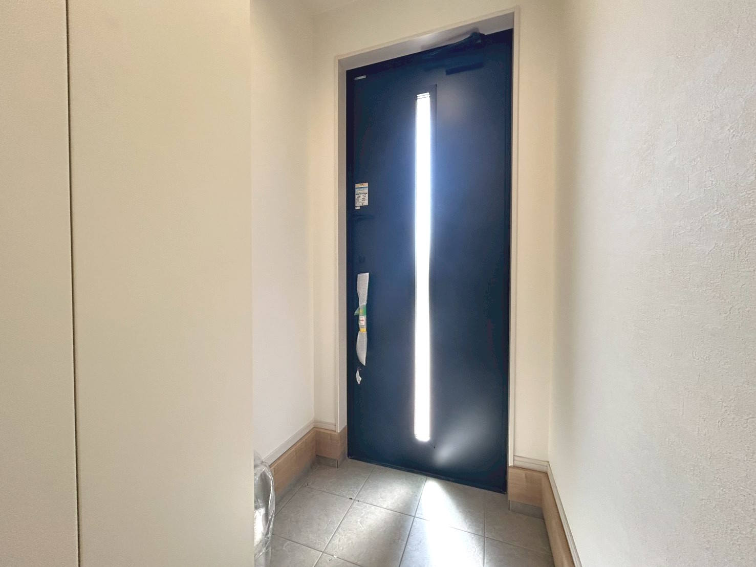 新築戸建　江南市今市場町２期　全４区画分譲の玄関|大容量のシューズ収納付きで玄関周りもすっきり！玄関ドアからの光が玄関ホールを明るくしてくれます。
