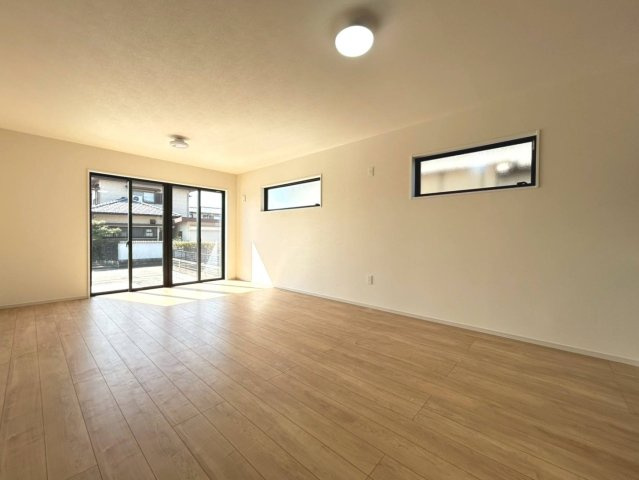 新築戸建　江南市今市場町２期　全４区画分譲の居間・リビング|フローリング材は床材に受ける様々な傷や、温度・湿度変化によるクラックの発生を大幅に抑える特殊加工。
