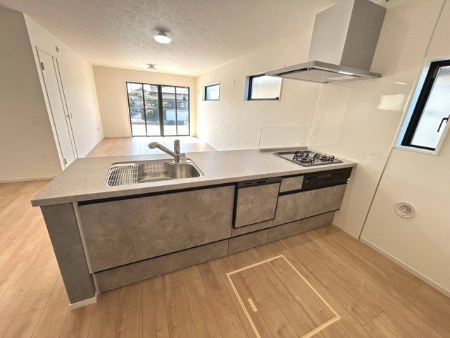 新築戸建　江南市今市場町２期　全４区画分譲のキッチン|浄水器組込み水栓でシンクまわりがスッキリひろびろお使いいただけます。家事時間が短縮できる食洗乾燥機付き。
