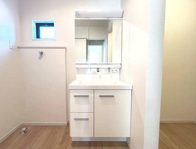 新築戸建　江南市今市場町２期　全４区画分譲の独立洗面台|ミラー扉の内側がすべて収納スペースになっています。リフトアップシャワーを採用し両手が自由に使えます
