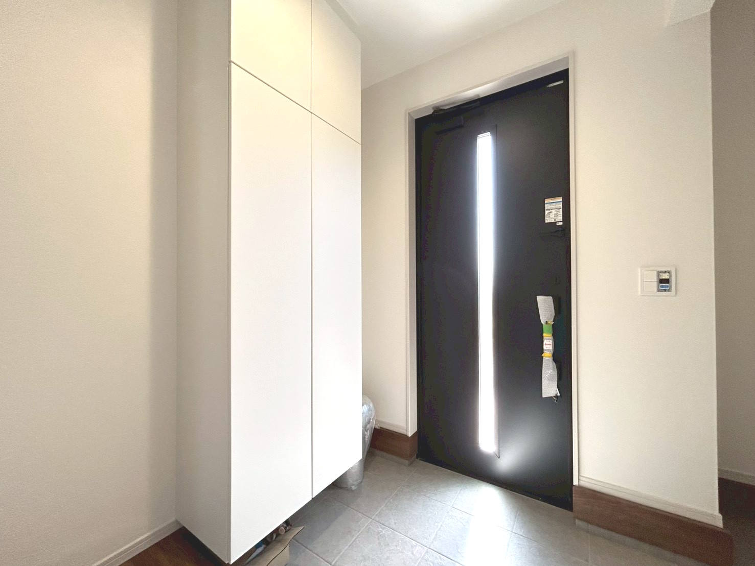 新築戸建　江南市今市場町２期　全４区画分譲の玄関|大容量のシューズ収納付きで玄関周りもすっきり！玄関ドアからの光が玄関ホールを明るくしてくれます。
