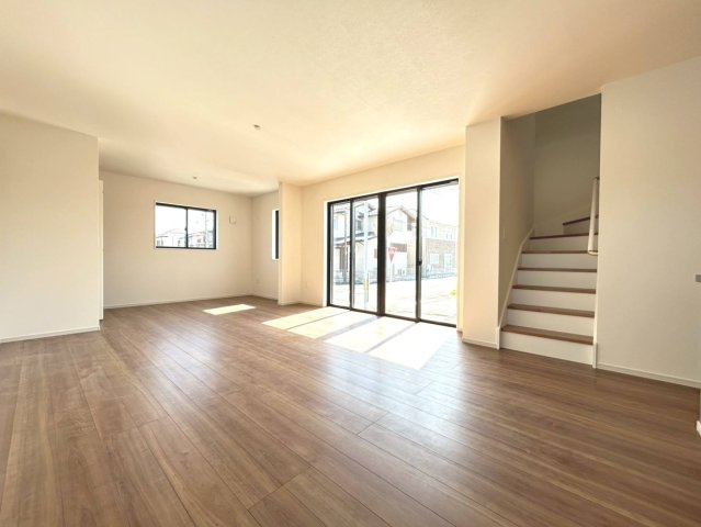 新築戸建　江南市今市場町２期　全４区画分譲の居間・リビング|フローリング材は床材に受ける様々な傷や、温度・湿度変化によるクラックの発生を大幅に抑える特殊加工。
