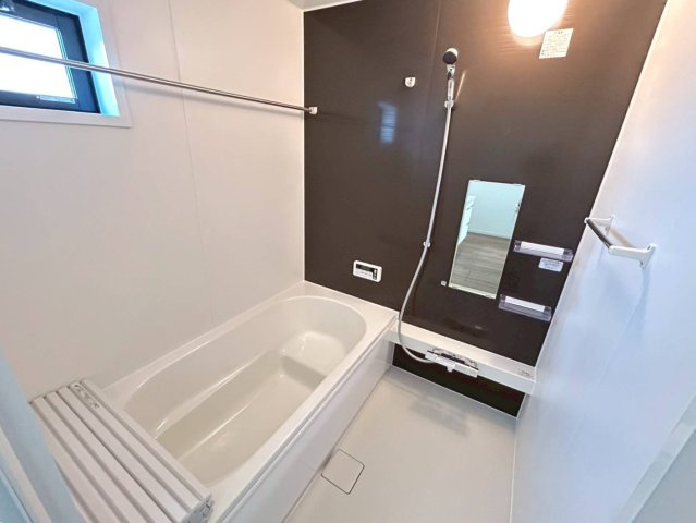 新築戸建　江南市今市場町２期　全４区画分譲の浴室|明るく清潔なバスルームで、浴室暖房乾燥機標準装備。使い勝手の良いお風呂空間を提供しています。

