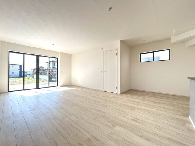 新築戸建　江南市今市場町２期　全４区画分譲の居間・リビング|フローリング材は床材に受ける様々な傷や、温度・湿度変化によるクラックの発生を大幅に抑える特殊加工。