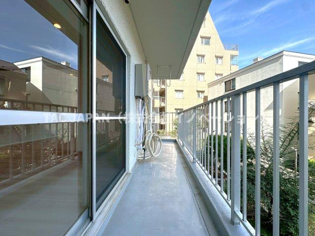 目白ガーデニアのバルコニー|どこまでも青空が続くスポット的にひらけた2階からの素晴らしいロケーションに不思議と空が近く感じられるバルコニー。利便性の良さはもちろん、「開放感」「日当たり」「風通し」と3拍子揃うお勧めのお部屋です。