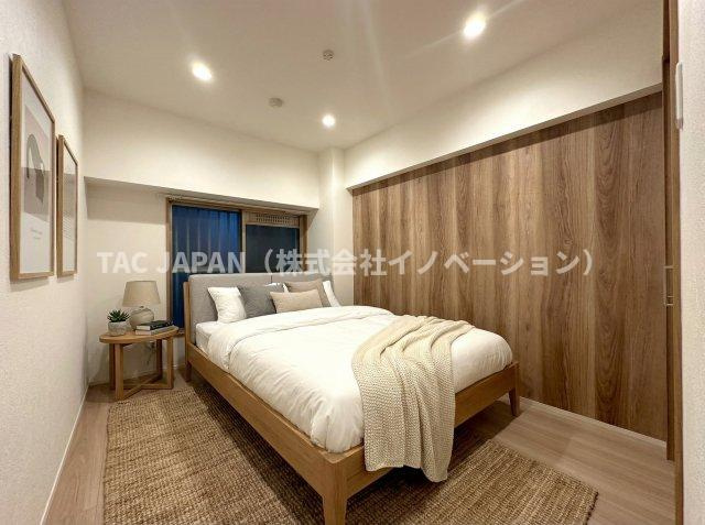 目白ガーデニアの洋室|ダブルベッドを置いても大きなローゼットでスッキリお使いいただける洋室（約4.5帖）。全てのお部屋に収納とエアコン配管を施工していますので広さを問わず快適にお過ごしいただけます。
※家具はCG加工。