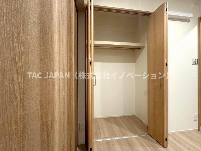 目白ガーデニアの収納|ダブルベッドを置いても大きなローゼットでスッキリお使いいただける洋室（約4.5帖）。全てのお部屋に収納とエアコン配管を施工していますので広さを問わず快適にお過ごしいただけます。