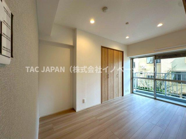 目白ガーデニアの洋室|バルコニーから心地よい良い日差しがふんだんに注ぐリビング横の洋室。仕切りを開放すれば広々としたリビングとしてもお使いいただけます。