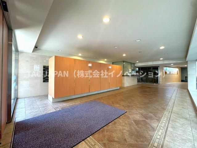 目白ガーデニアのエントランス|管理状態の良さが伺える清潔感あるエントランス。都心の生活に欠かせない宅配ロッカーや防犯カメラなどもしっかり整っています。