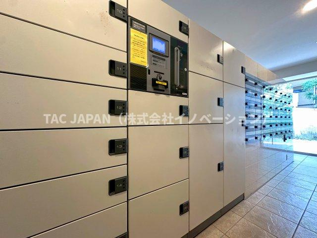 目白ガーデニアのエントランス|管理状態の良さが伺える清潔感あるエントランス。都心の生活に欠かせない宅配ロッカーや防犯カメラなどもしっかり整っています。