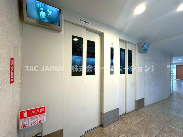 目白ガーデニアのその他共用部分|乗る前に中の様子が見られるモニター付きエレベーター。2基稼働していますのでストレスなく移動できます。