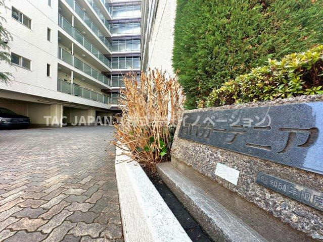 目白ガーデニアの外観|敷地内の駐車場は1台20000円（屋根なし）～22000円（屋根付き）にてお使いいただけます。
※空き状況はお気軽にお問合せください。