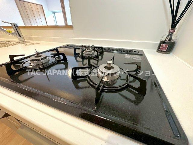 目白ガーデニアのキッチン|【3口コンロ】
焼物を作りながら炒め物や煮込みも同時に調理！お調理の幅が広がる3口コンロ。