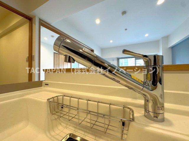 目白ガーデニアのキッチン|【浄水シャワー栓】
水質をワンタッチで切換えられて場所を取らない浄水シャワー栓。