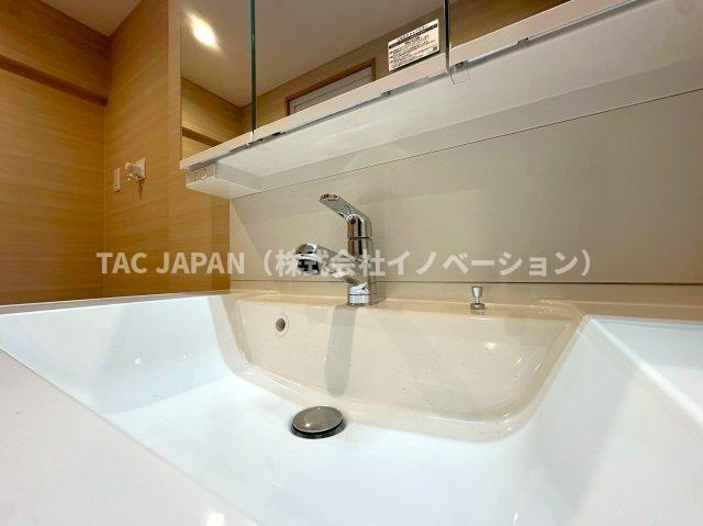 目白ガーデニアの洗面所|【清潔感ある洗面ユニット】
サッと手をかざせば照明が付くセンサーライト×つなぎ目が無くお手入れ楽々シームレス洗面ユニット。