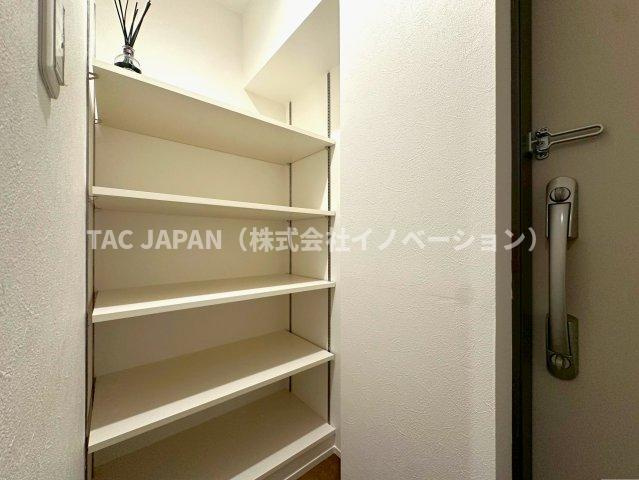 目白ガーデニアの玄関|日頃からスッキリ使いたい玄関スペースにはベビーカーやゴルフバックも置けるシューズインクローゼットを作成。明るく清潔感ある上質な玄関を創造しています。