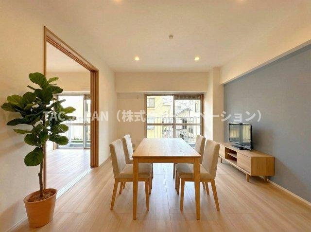 目白ガーデニアの居間・リビング|【いつでもご見学可能です】
お問合せ当日やお仕事帰りなどご都合の良いタイミングでのご見学可能です。生活環境を確認する意味でも平日の夜でもお気軽にご覧ください。
※家具はCG加工。