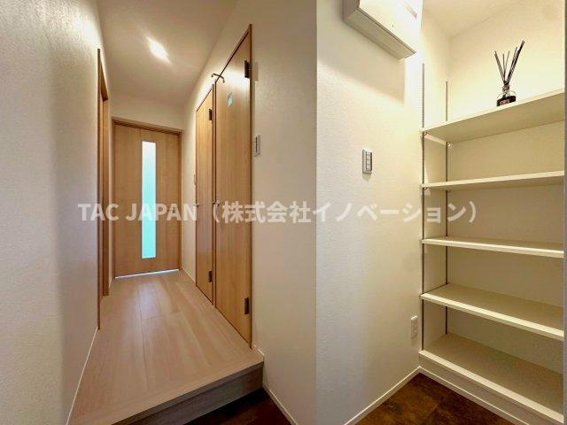 目白ガーデニアの玄関|日頃からスッキリ使いたい玄関スペースにはベビーカーやゴルフバックも置けるシューズインクローゼットを作成。明るく清潔感ある上質な玄関を創造しています。