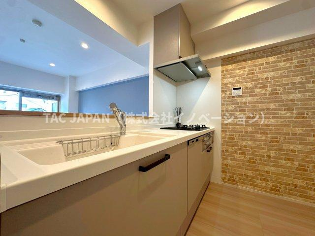 目白ガーデニアのキッチン|お料理の合間にも会話が楽しめる対面式のシステムキッチン。食事の時間がバラバラでも最後の人がスイッチONで洗い物が完結できる「ビルトイン食器洗浄乾燥機」「便利な浄水シャワー栓」「三口コンロ」などを完備。