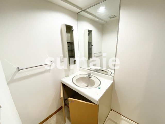 コスモ与野チェロードの洗面所|大きな鏡の洗面台です☆