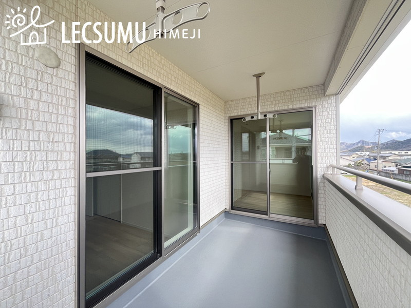 姫路市飾東町庄/中古戸建のバルコニー