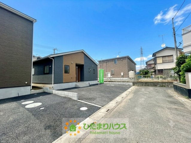 幸手市西第8　新築一戸建て　01　クレイドルガーデンの前面道路含む現地写真
