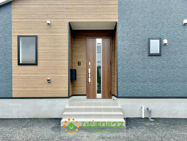 幸手市西第8　新築一戸建て　01　クレイドルガーデンの玄関