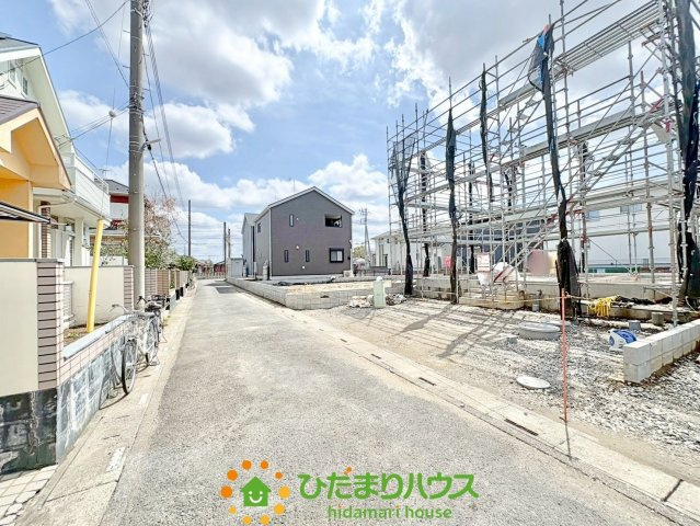 幸手市西第8　新築一戸建て　02　クレイドルガーデンの前面道路含む現地写真|2026/3/6撮影