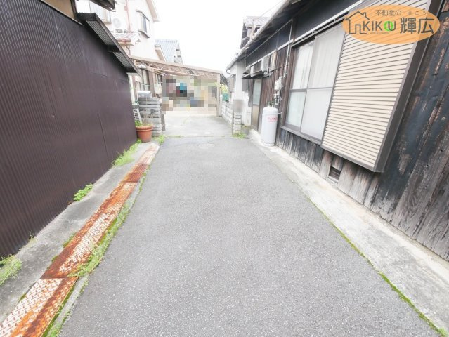 加古郡稲美町六分一　中古戸建の前面道路含む現地写真