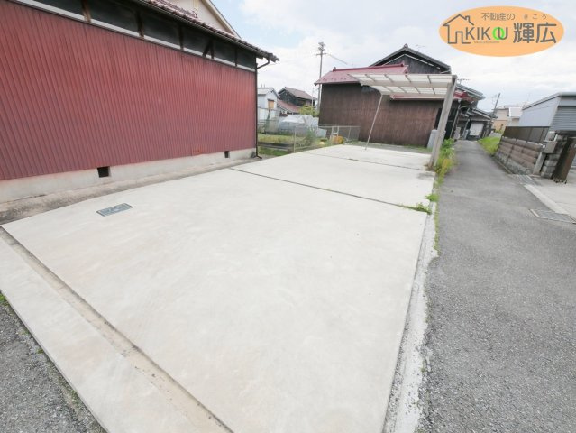 加古郡稲美町六分一　中古戸建の駐車場