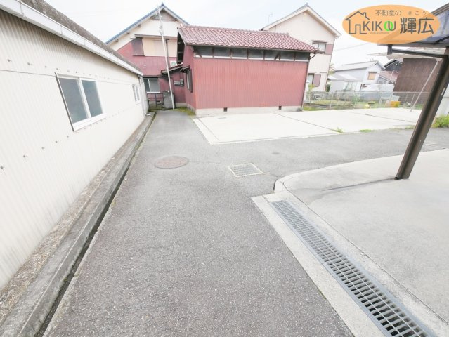 加古郡稲美町六分一　中古戸建の前面道路含む現地写真
