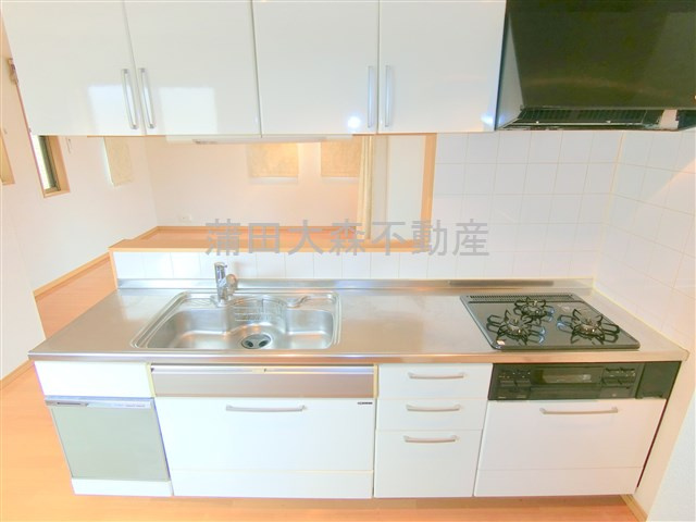 大田区羽田6丁目住宅のキッチン|三口ガスコンロ　食洗器付き