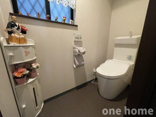 三国本町1丁目中古戸建のトイレ|◆1階温水洗浄便座付きトイレです！
◆令和2年8月トイレ新調（パナソニックアラウーノ）
◆トイレは1階と2階に設置されているため、利用が重なる時間帯や来客時にもスムーズにご使用いただけます！